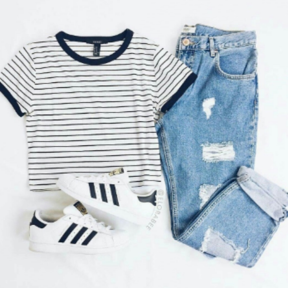 Croptop, Shoes, Jeans.